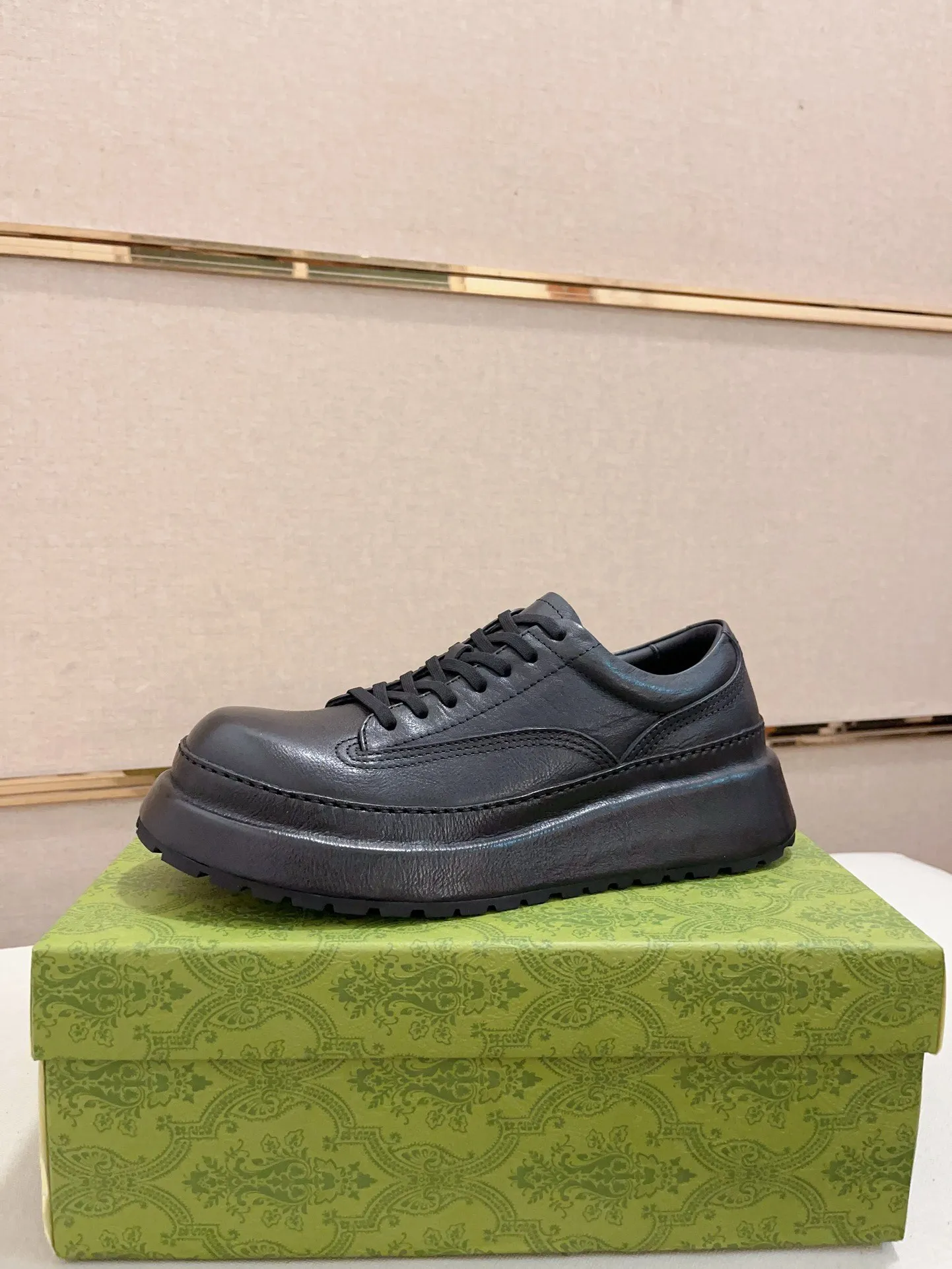 Men's shoes 💰: 680💰 Gucci (Gucci) new men's shoes, sold simultaneously on the official website, made from original orders, uppers made of first-layer cowhide, purely handmade craftsmanship 🌈 High-end first-layer genuine leather lining, original non-slip and wear-resistant outsole, fashionable and versatile, standard size .37-44. Can be customized 45-46